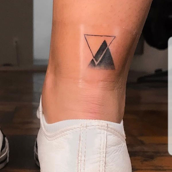  stunning black triangle bold leg tattoo designs