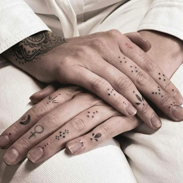  Hand poke finger tattoo