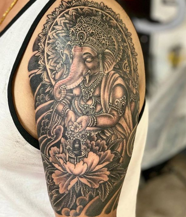 Stunning Ganesha worshiping the Lord Shiva black and grey tattoo