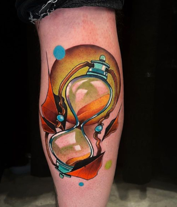 Attractive hourglass hyper-realism tattoo on the calf